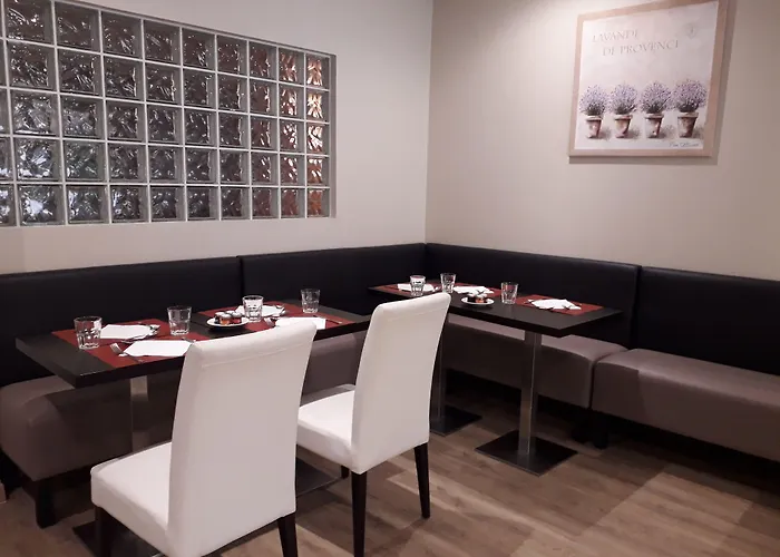 Hotels in Cadenet