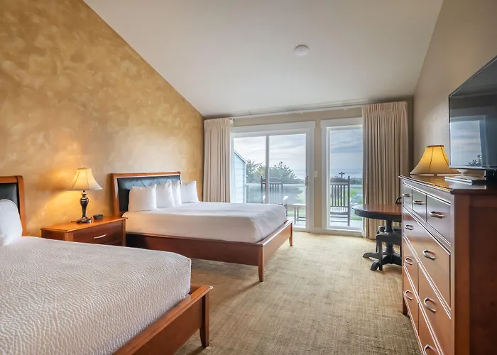Pacific Reef Hotel & Light Show Gold Beach