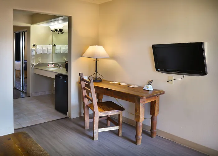 Days Inn & Suites By Wyndham Llano