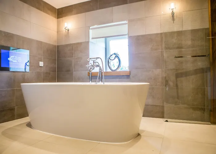 Howwood Hotels