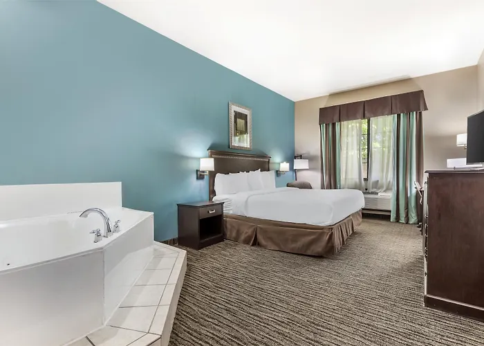 Mineola Hotels