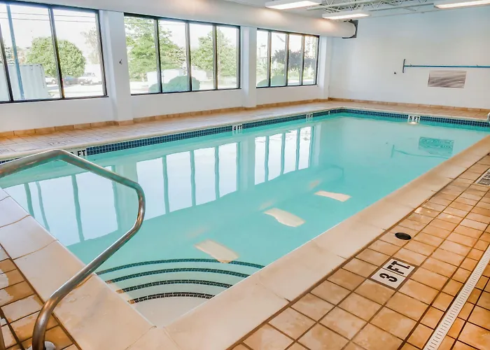 Geneva-on-the-Lake Hotels With Pool
