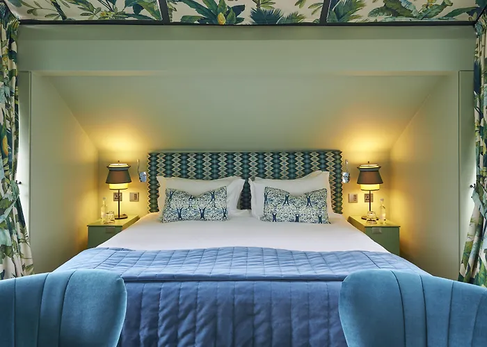 Exeter Hotels With Pool