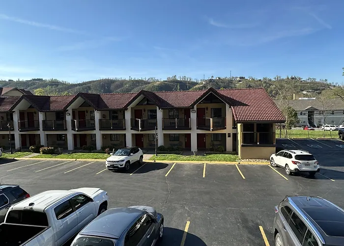 Super 8 By Wyndham Downtown Gatlinburg At Convention Center Hotel