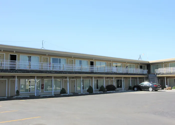 Super 8 By Wyndham Wells Hotel