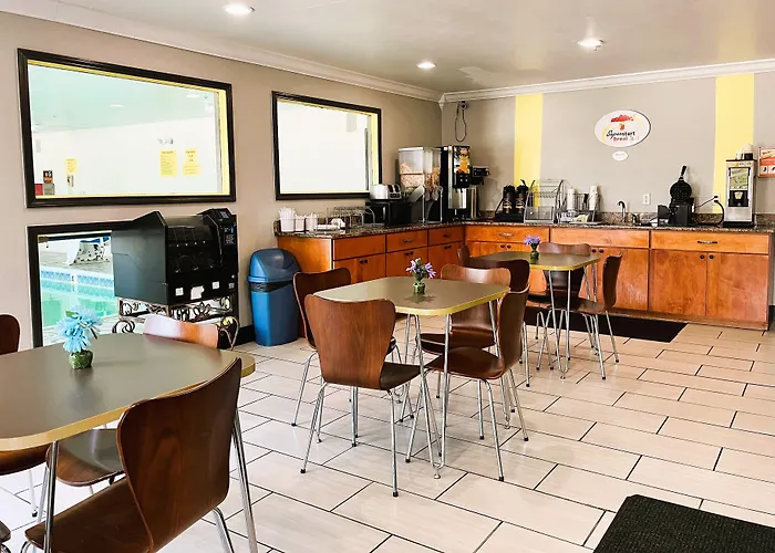 Super 8 By Wyndham Vincennes