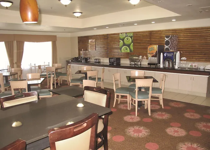 La Quinta By Wyndham Seguin Hotel