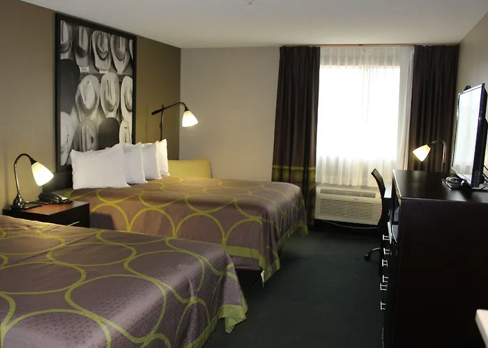 Super 8 By Wyndham Victoria/North/Mall Area