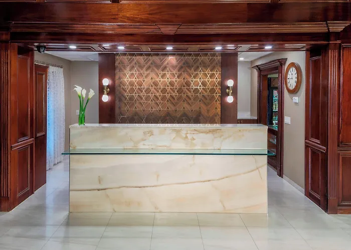 West Orange Hotels With Pool