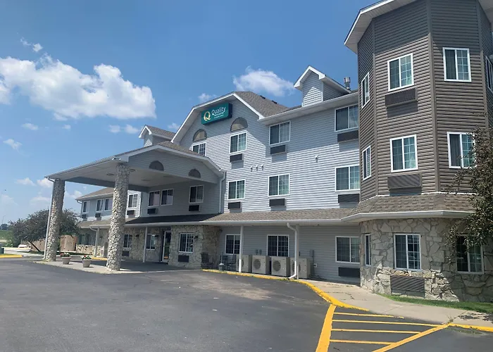 Quality Inn & Suites Lincoln Arbor