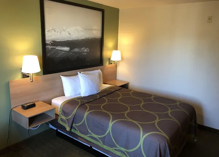 Super 8 By Wyndham Bend Hotel