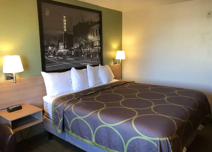 Super 8 By Wyndham Bend Hotel