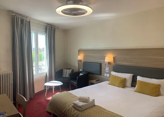 Brit Hotel Bleu Nuit Saintes