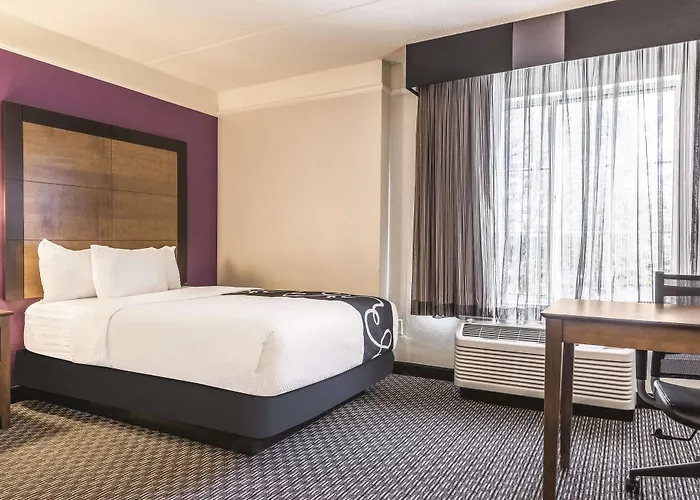 La Quinta By Wyndham Alexandria Airport Hotel