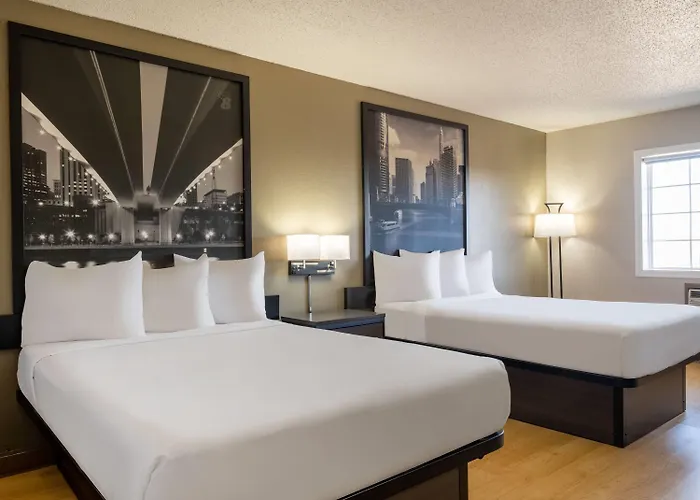 Super 8 By Wyndham Clinton Hotel