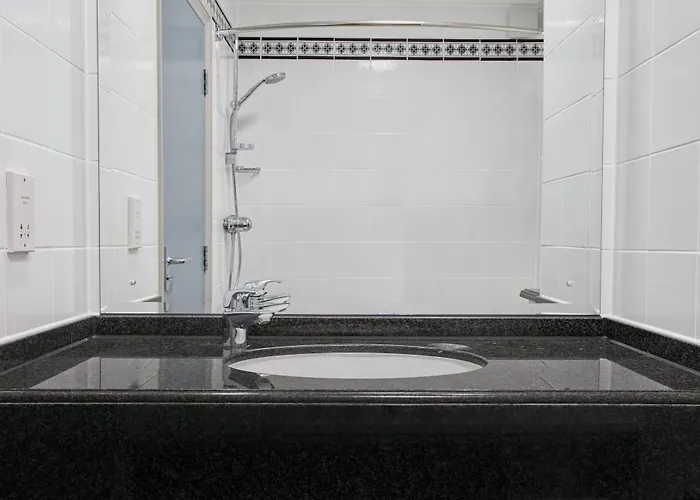 Warwick (Warwickshire) Hotels With Pool