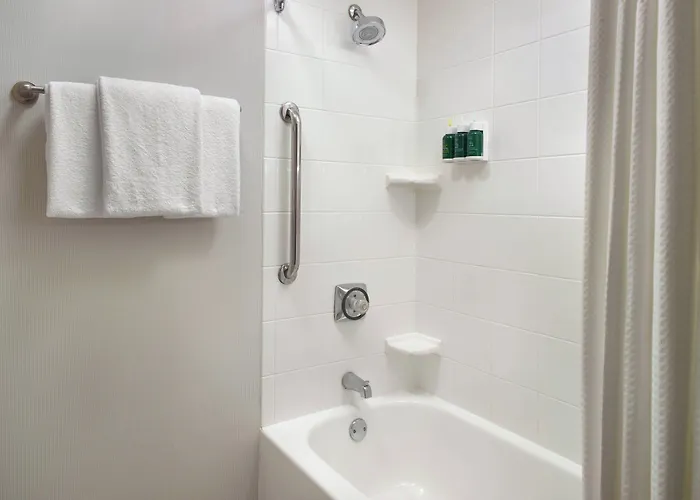 Courtyard By Marriott Fayetteville