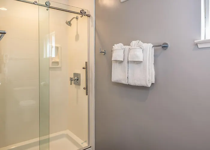 The Inn At 1252 Monterey