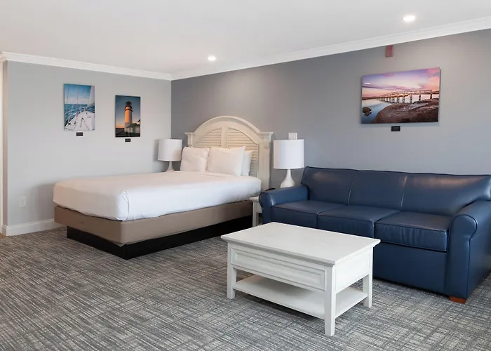 Falmouth Hotels With Pool