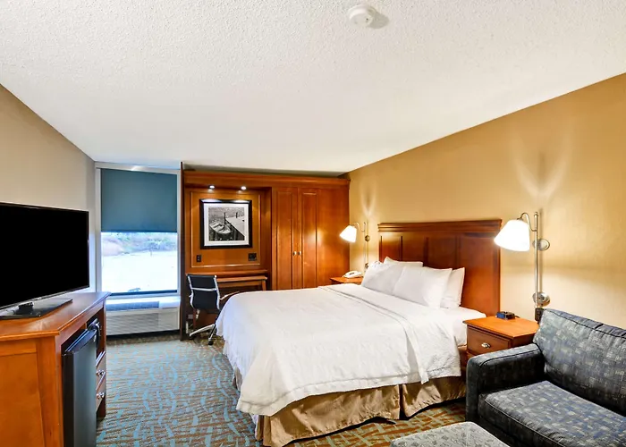 Hendersonville Hotels With Pool