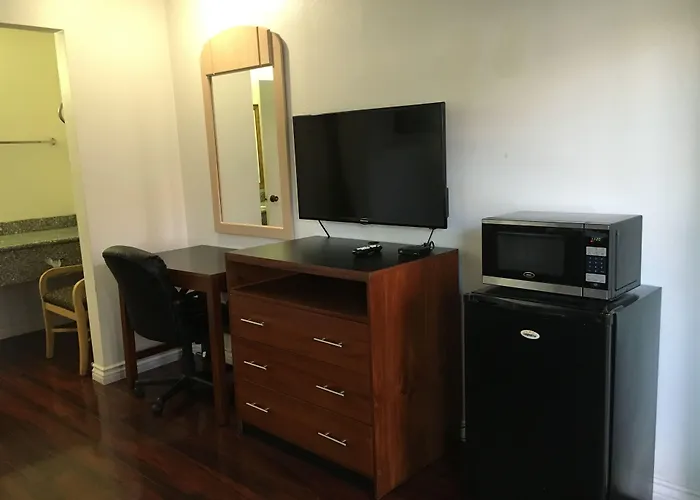 Riverside Inn & Suites