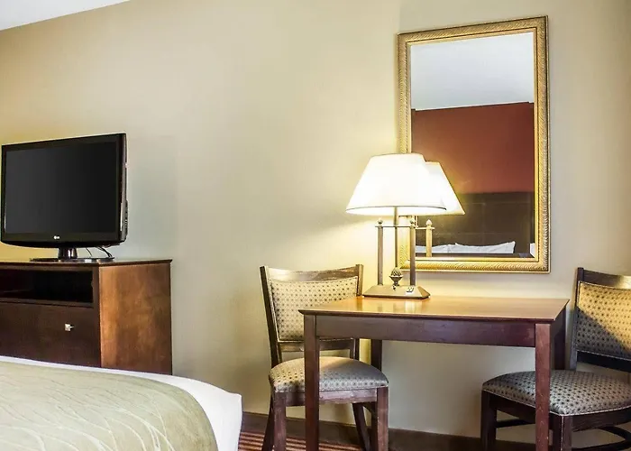 Dayville Hotels