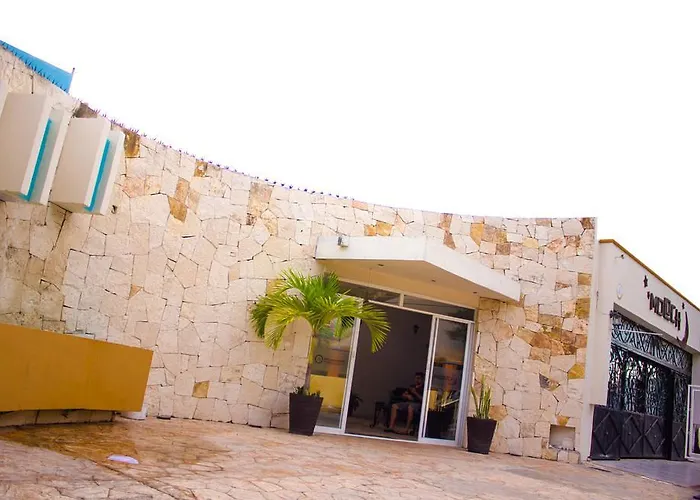 Moloch Hostel & Suites Cancún