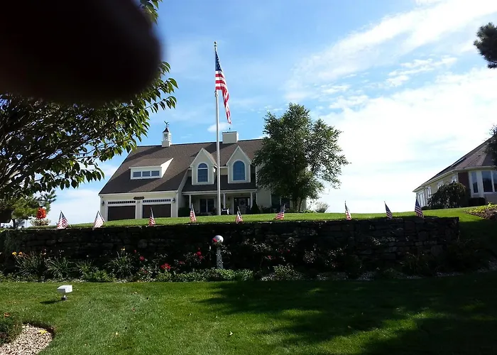Inn 38 Oak Bluff Circle