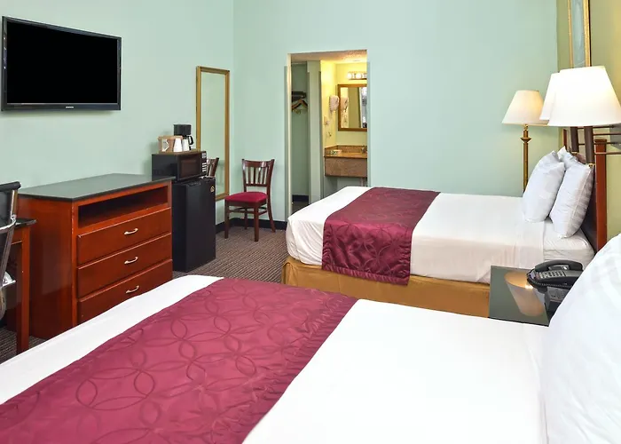 Smithtown Hotels