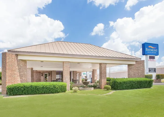 Baymont By Wyndham Paris Motel