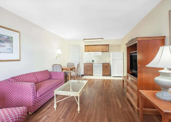 Baymont By Wyndham Paris Motel