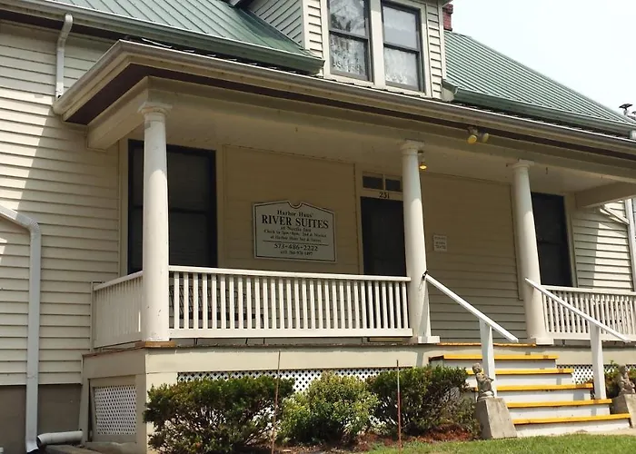 Harbor Haus Inn & Suites