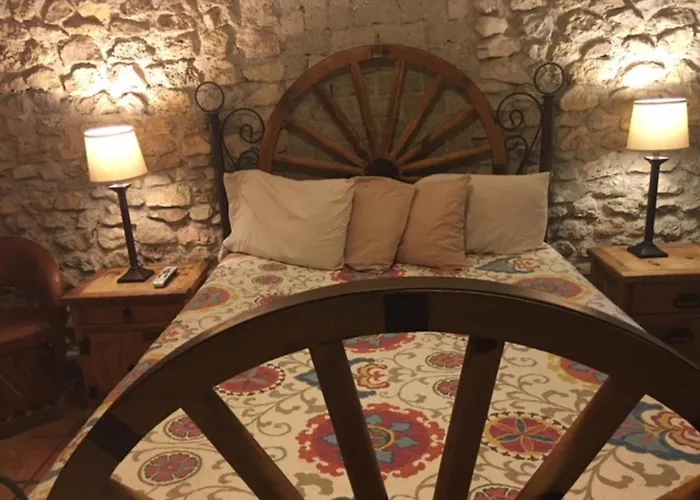 Leakey Hotels
