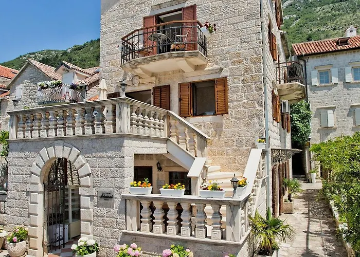 Hotéis de Perast