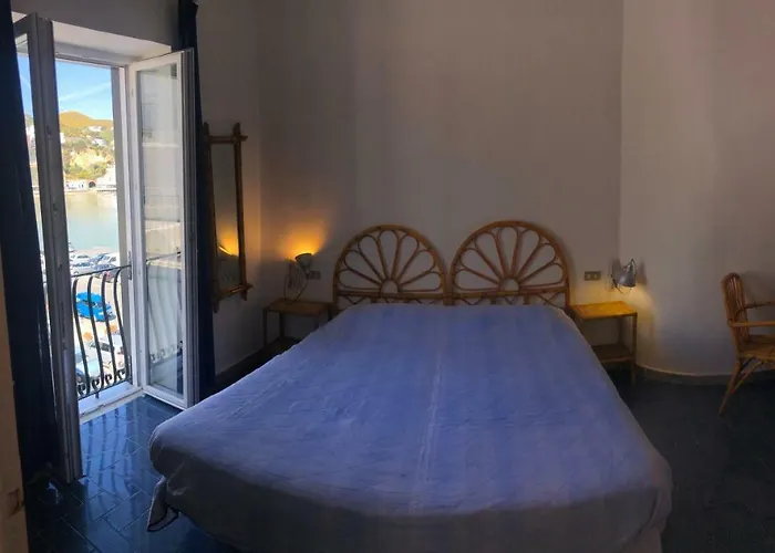 Visitponza - Le Stanze Sul Corso