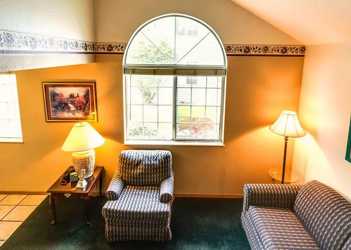 Turning Leaf Townhome Suites Fairwood