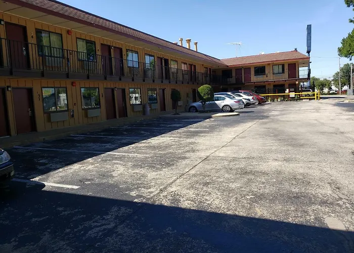 Super 7 Inn