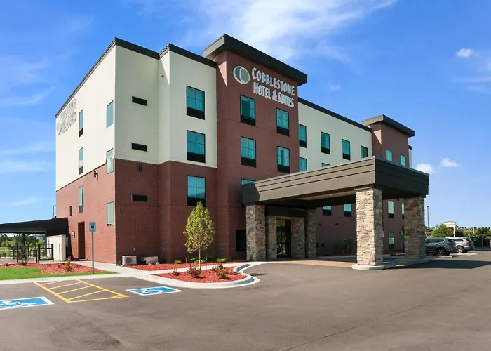Neenah Hotels With Pool